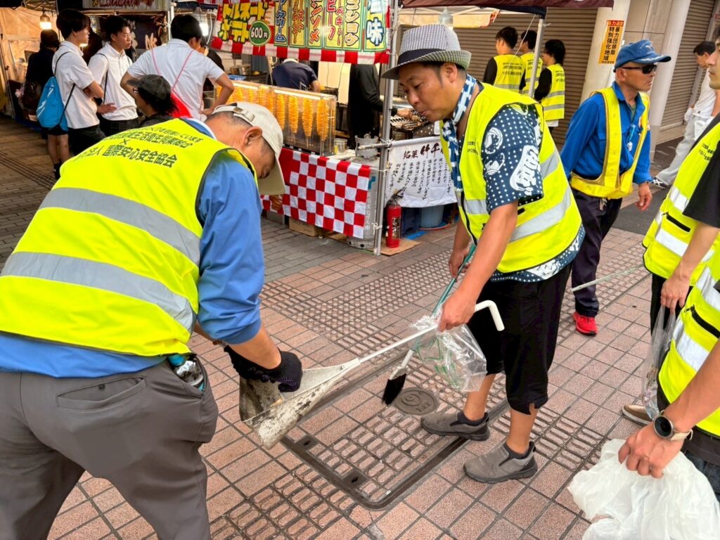 甲府七夕祭り会場周辺で清掃する組合員