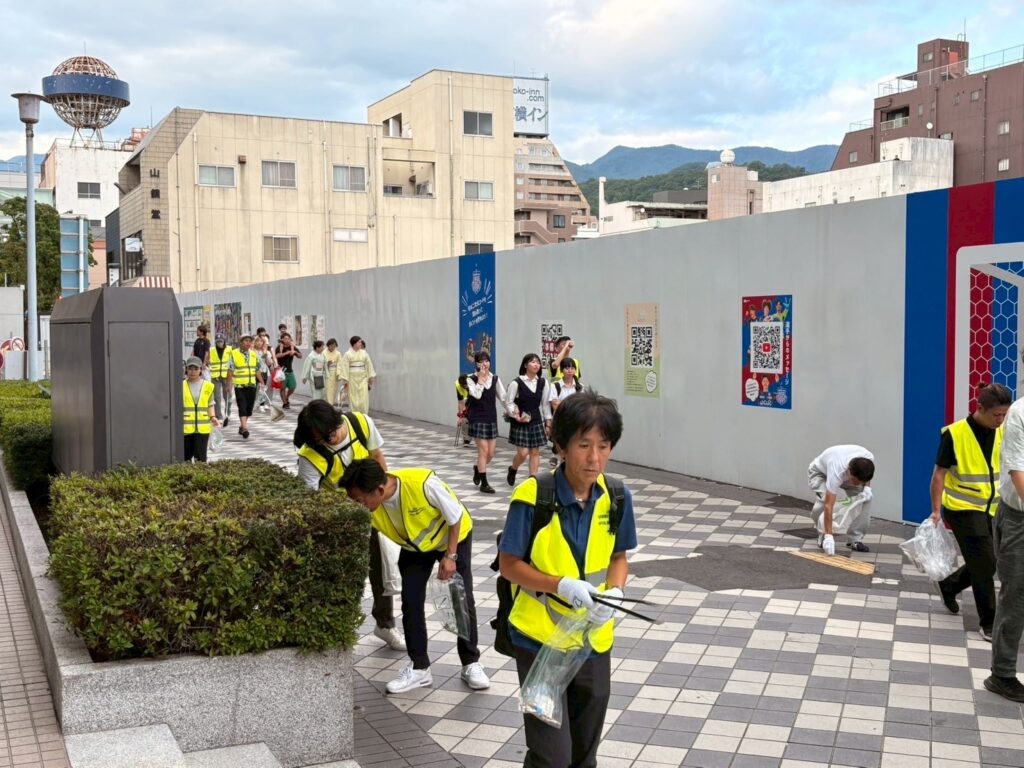会場内の美化活動に取り組む参加者