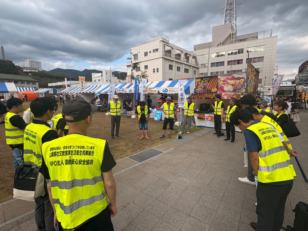 甲府七夕祭り清掃活動の参加者集合写真